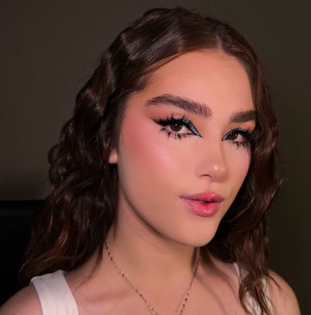 Emily Álvarez y su maquillaje eléctrico. Foto: Instagram @thaliabarajasmakeup