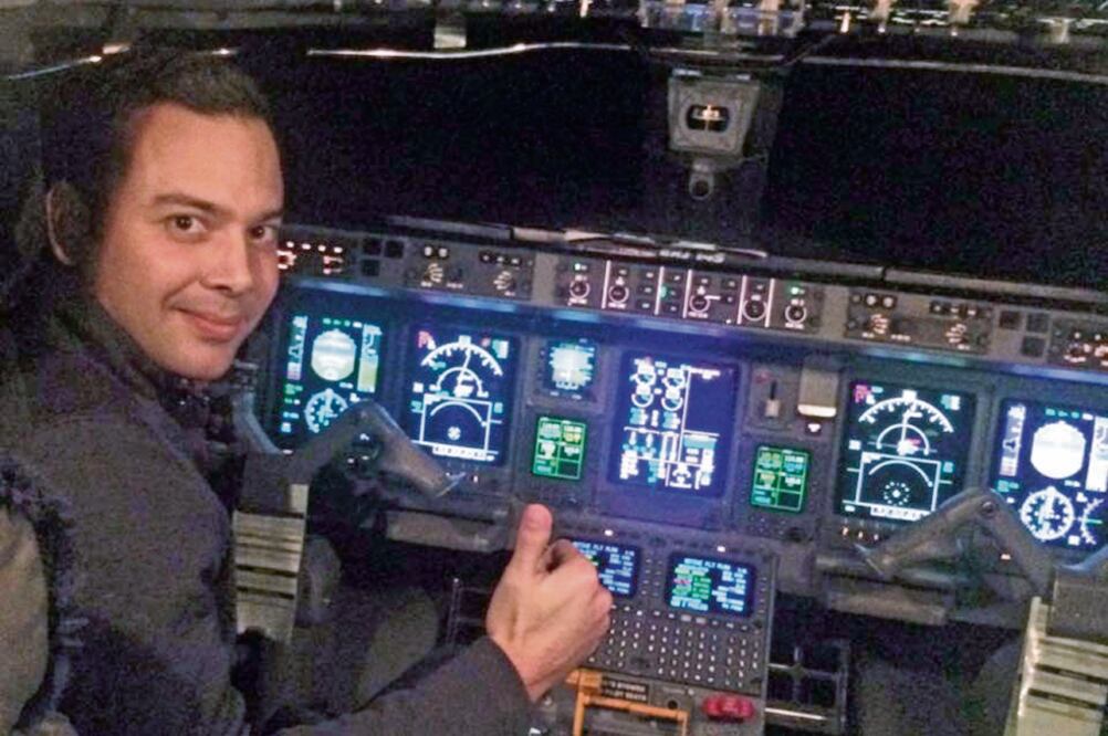 La edad de Jesús Grijalva, 31 años, y su estado de ánimo le han ayudado a recuperarse, dice el especialista, pero no se sabe si podrá volver a pilotar. Foto: TOMADA DE FACEBOOK