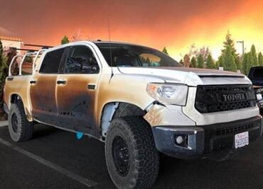 Enfermero ayuda en incendio en California, fuego destroza su camioneta y la marca le regala una nueva