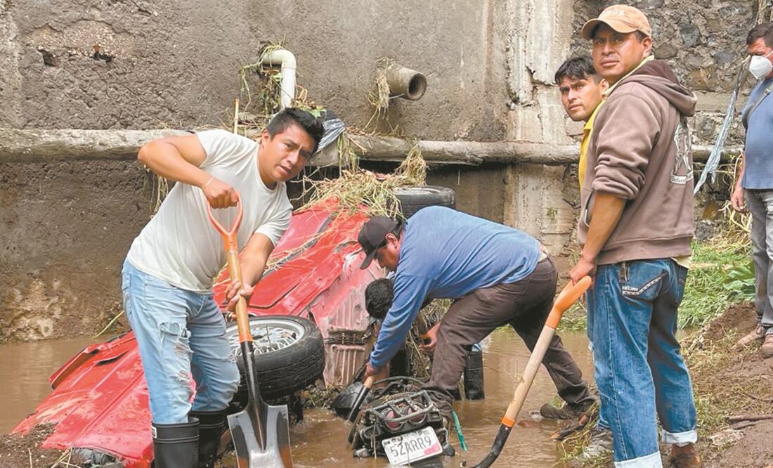 En Tlayacapan, la corriente de agua provocada por la tromba derribó bardas, arrastró vehículos y arrancó árboles. Pobladores iniciaron con la limpieza. Foto: Justino Miranda. El Universal