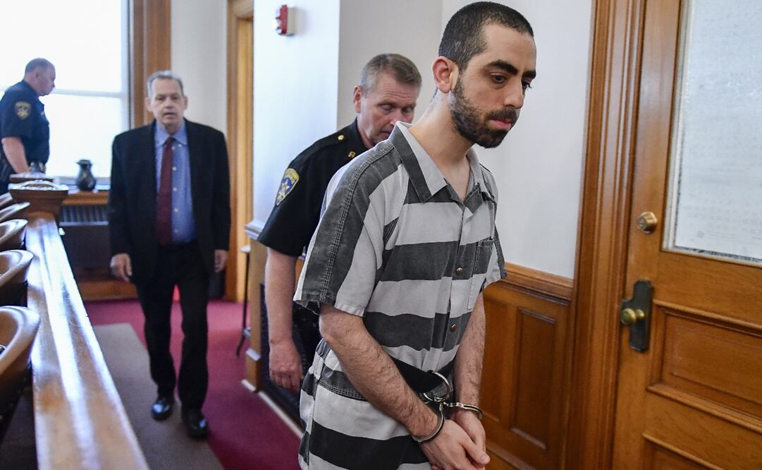 Hadi Matar, de 27 años, permaneció en silencio mientras el juez pronunciaba la sentencia. Foto: AFP.