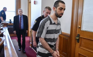 Jurado de EU declara culpable por terrorismo al atacante de Salman Rushdie; enfrentará cadena perpetua