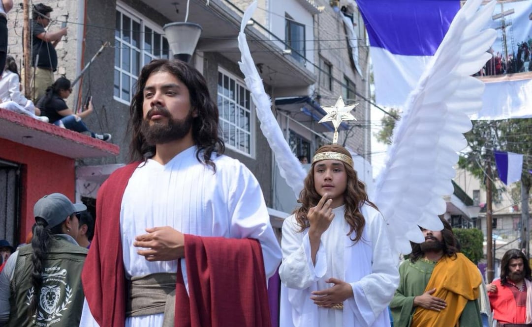 Llenos de orgullo, habitantes de Iztapalapa asisten a la 183 Representación de la Semana Santa; procesión es acompañada por Marcha Dragona. Foto: Santiago Cadena / EL UNIVERSAL