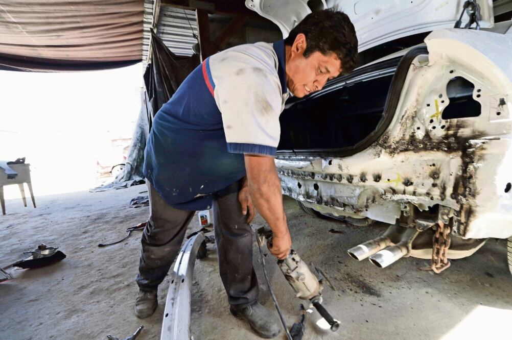 Hugo gana aproximadamente 5 mil pesos al mes, trabajando en talleres mecánicos cerca de la garita de San Ysidro (LUIS CORTÉS. EL UNIVERSAL)