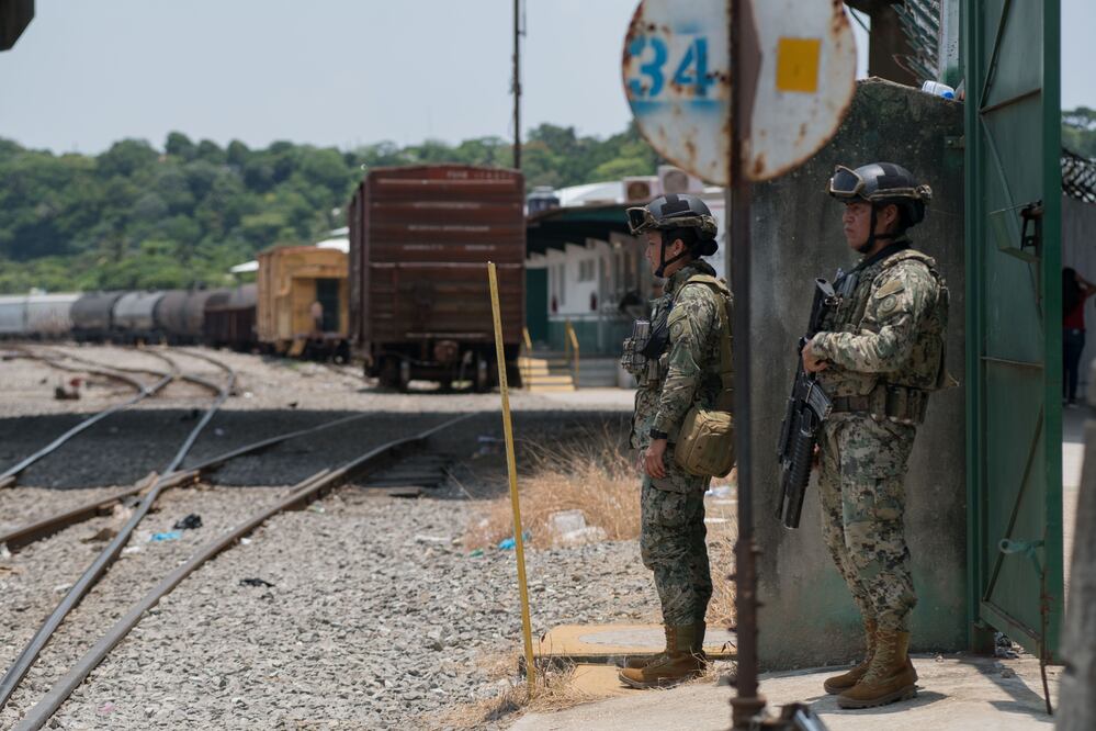 Elementos de la Secretaría de Marina custodian las vías de Ferrosur en Coatzacoalcos, Veracruz. Foto: Cuartoscuro archivo/EL UNIVERSAL