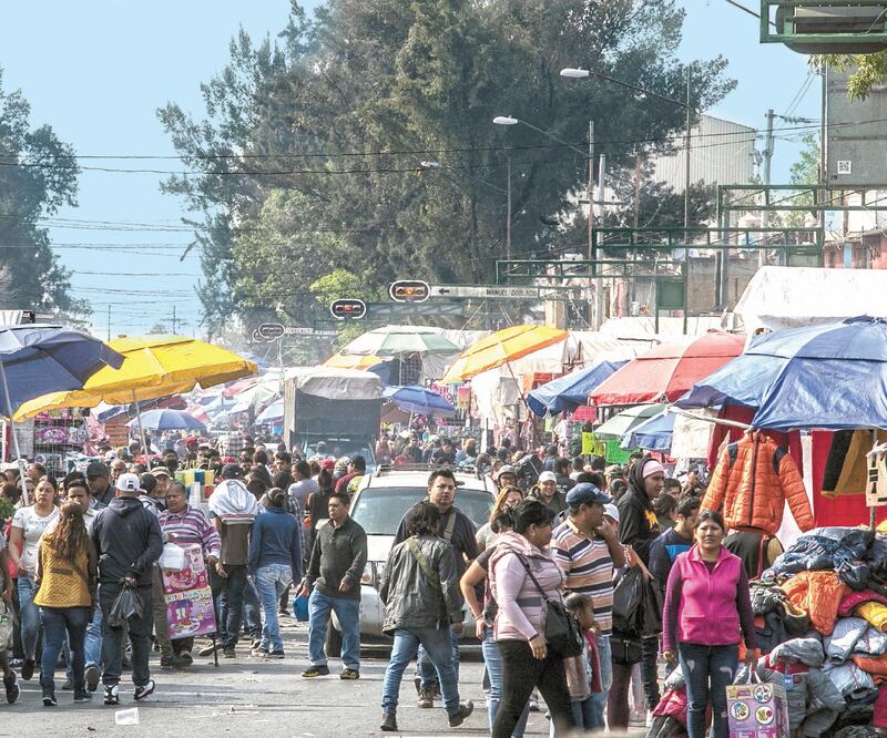 Los puestos semifijos y el flujo de gente dejó sólo un carril para circular sobre la avenida, por lo que el tránsito se vio seriamente afectado. Fotos: GERMÁN ESPINOSA. EL UNIVERSAL