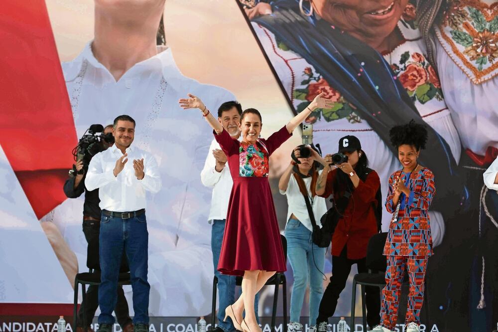 Claudia Sheinbaum reconoció que su obligación es llevar a México por el sendero de la paz y bienestar, y se comprometió ante los
asistentes a la Plaza de la Constitución a “no mentir, no robar y no traicionar nunca al pueblo, ni la dignidad de la República”. Foto: de Diego Simón. El Universal.