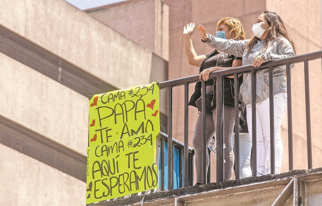 Familiares de pacientes con Covid internados en el Hospital de La Raza del IMSS los saludan desde el puente peatonal que se ubica sobre Circuito Interior, donde se alcanzan a ver algunas camas. Fotos: GERMÁN ESPINOSA. EL UNIVERSAL
