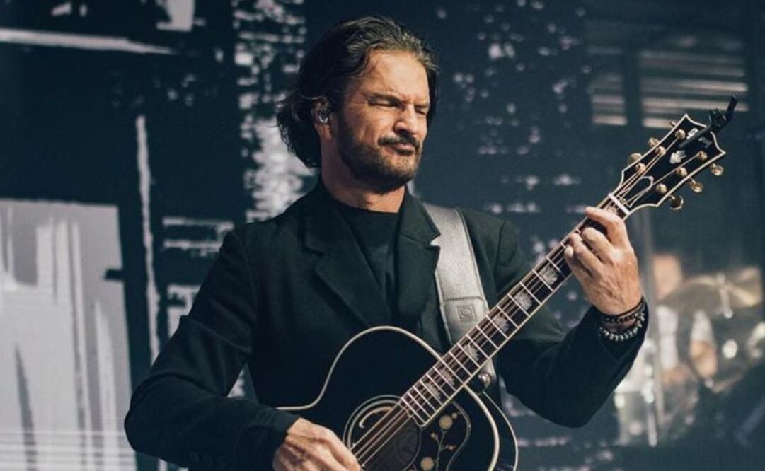 Ricardo Arjona con su guitarra en el escenario. Fuente: Instagram @ricardoarjona