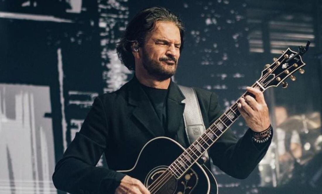 Ricardo Arjona con su guitarra en el escenario. Fuente: Instagram @ricardoarjona