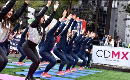 Porristas de Raiders y Texanos sorprenden con clase de yoga en Reforma