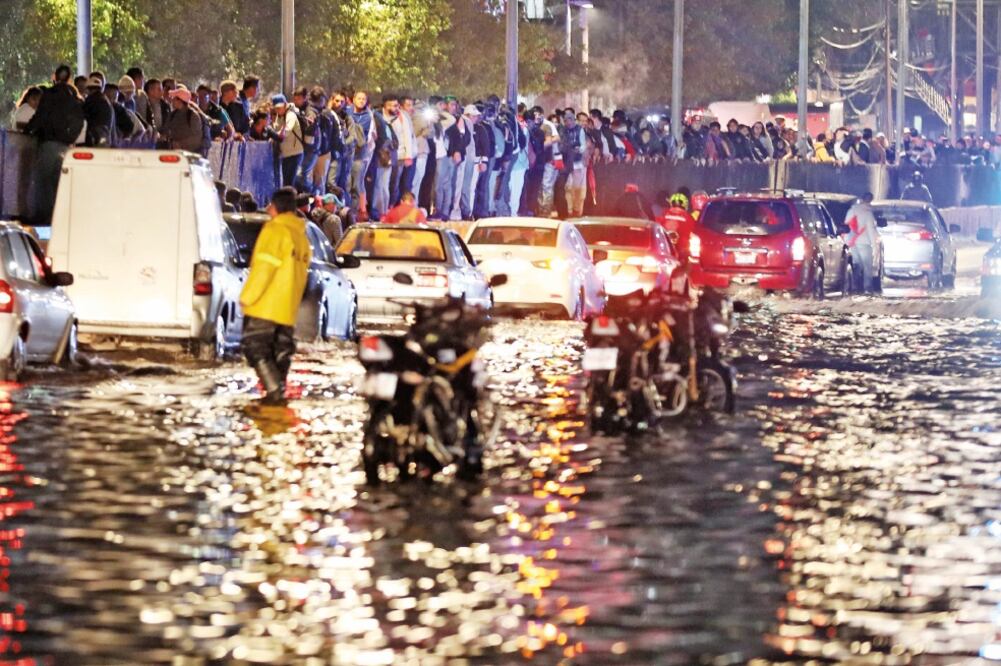 Cientos de usuarios de la Línea 5 del Metro, que corre de Pantitlán a Politécnico, fueron desalojados, lo que generó un intenso caos, pues los pasajeros tuvieron que caminar por el muro de contensión de Circuito Interior. (VALENTE ROSAS. EL UNIVERSAL)