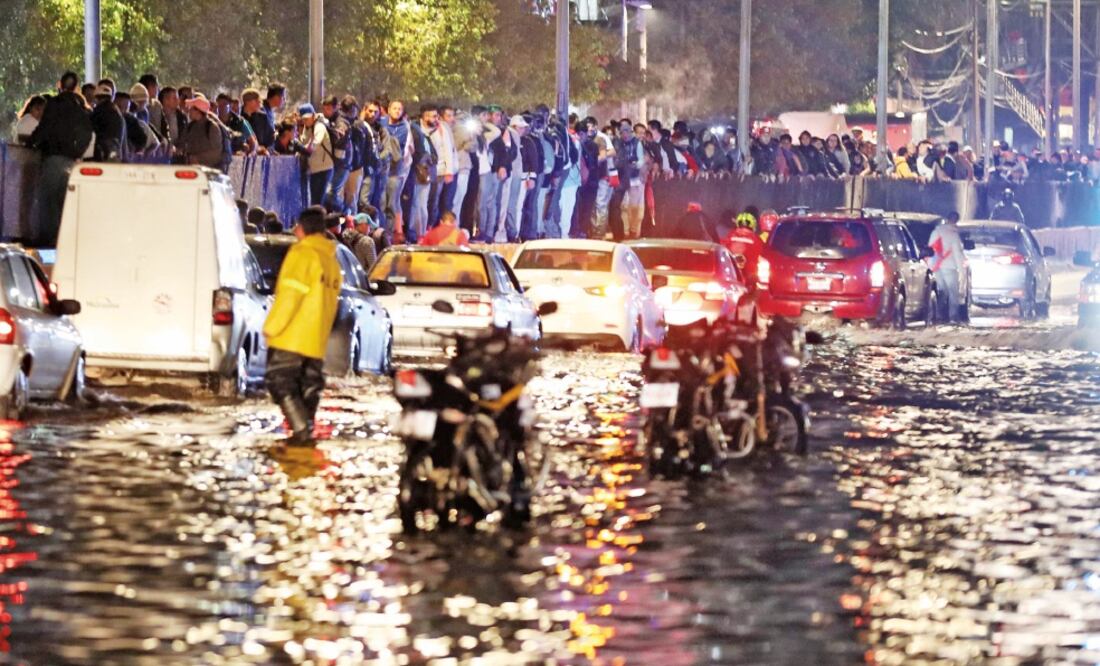 Cientos de usuarios de la Línea 5 del Metro, que corre de Pantitlán a Politécnico, fueron desalojados, lo que generó un intenso caos, pues los pasajeros tuvieron que caminar por el muro de contensión de Circuito Interior. (VALENTE ROSAS. EL UNIVERSAL)