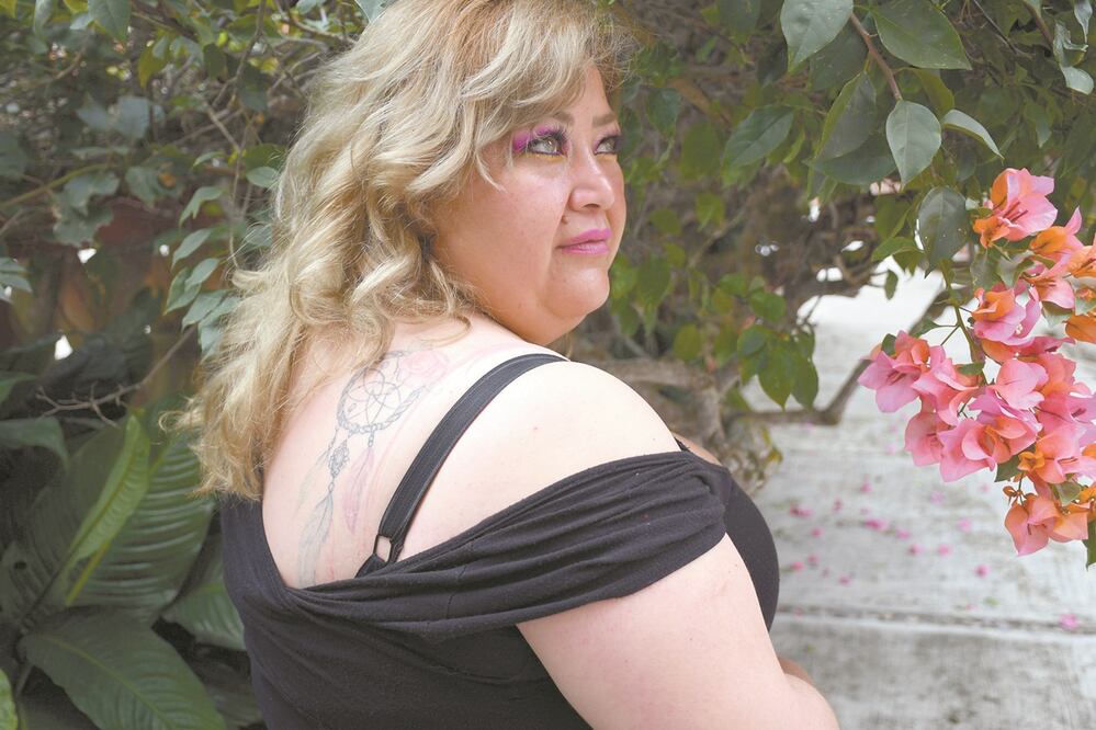 El tatuaje de Maritere Valadez es un atrapasueños con una rosa y cuatro plumas. La rosa por su madre y las cuatro plumas por sus hijos. Fotos: ESPECIALES