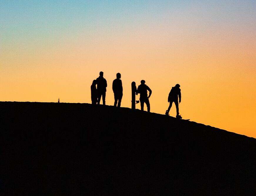 Aunque no tengas tabla de sandboard, puedes ingeniártelas para deslizarte en esta pendiente de arena o simplemente conocerla solo por curiosidad. Foto: Pexels