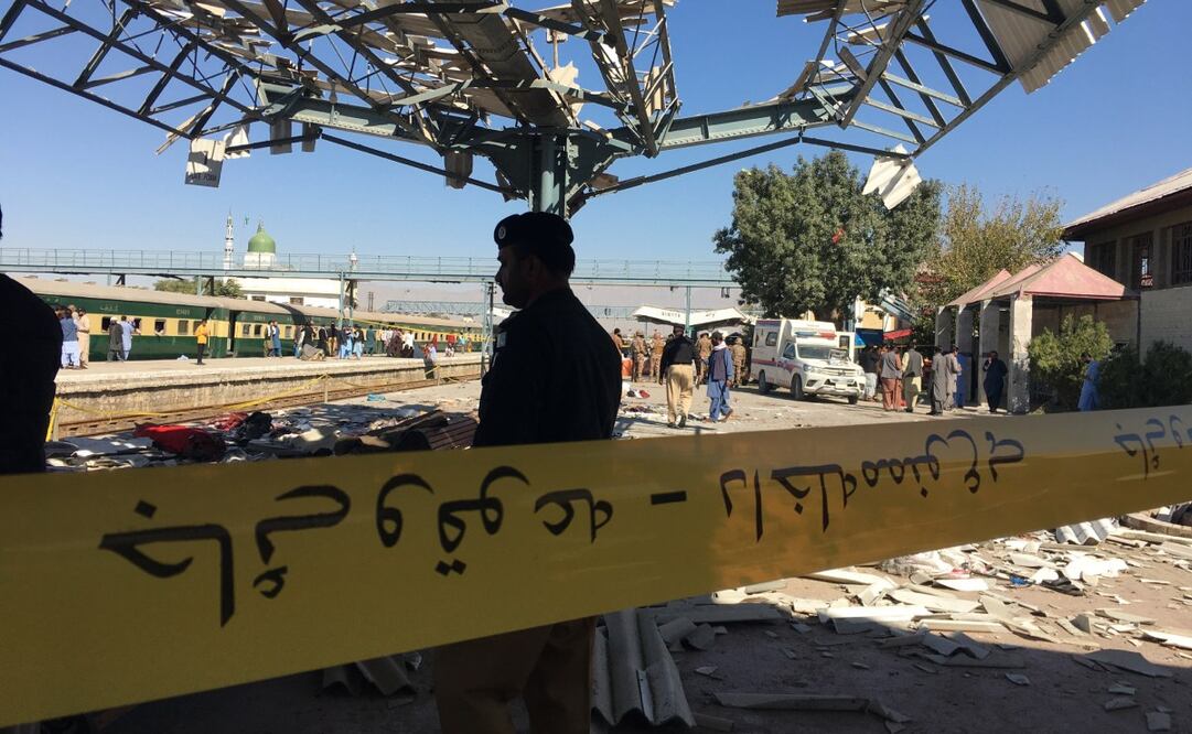 Atentado suicida en estación de tren en Pakistán. Foto: AP