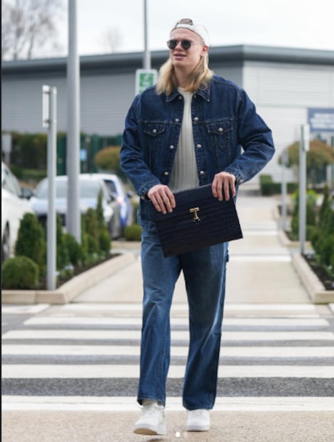 Aquí, la mezclilla se apodera del look y se complementa con un bolso azul. Foto: Instagram @erling