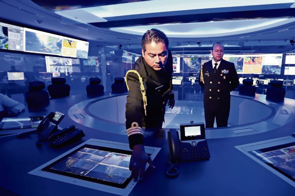 Mario Alberto Limas, capitán de navío, y Miguel Ángel Sánchez, capitán de fragata, durante un recorrido en el Centro de Mando y Control de la Marina. Foto: BERENICE FREGOSO. EL UNIVERSAL