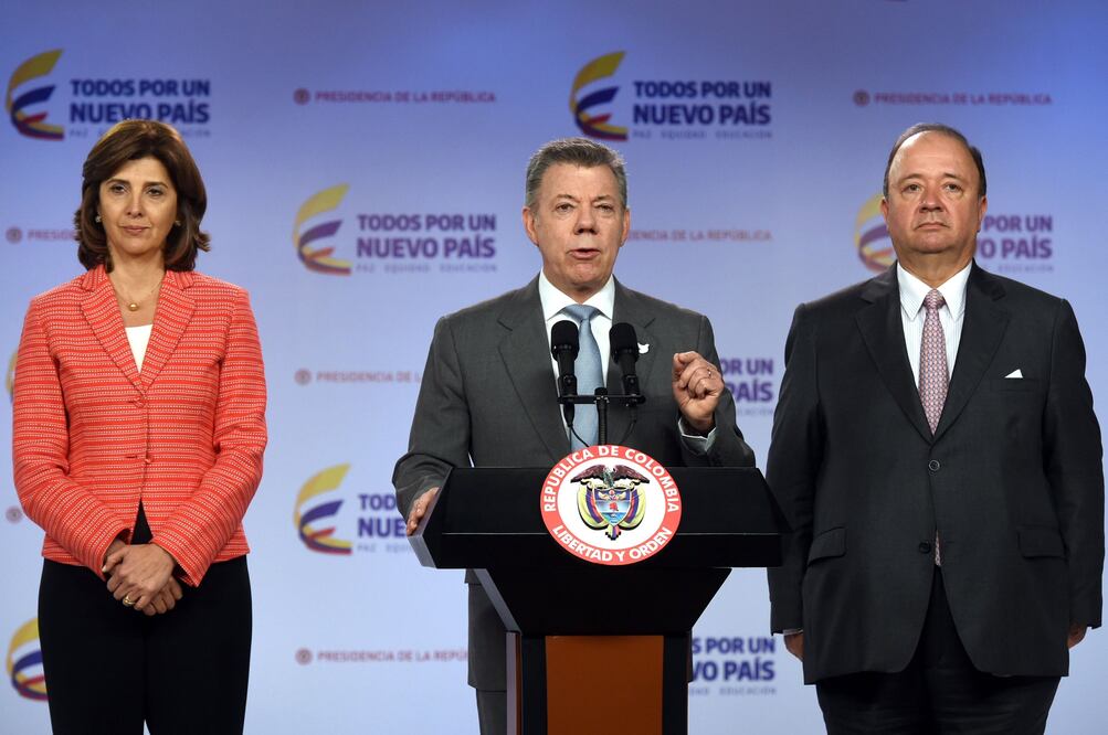 El presidente colombiano, Juan Manuel Santos (c), emitiendo un comunicado junto al ministro de Defensa, Luis Carlos Villegas, y la ministra de Relaciones Exteriores María Angela Holguín, en la Casa de Nariño en Bogotá, Colombia (Foto: XINHUA)