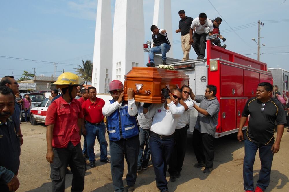 El camino a su última morada, el panteón Las Lomas del puerto de Coatzacoalcos, lo hizo trepado en el camión de bomberos, en el mismo que a los nueve años jugaba a salvar vidas. 