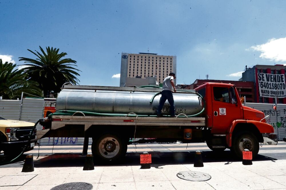 El precio de las pipas de agua privadas ha obligado a vecinos de distintas demarcaciones a cooperarse para poder adquirir el servicio.