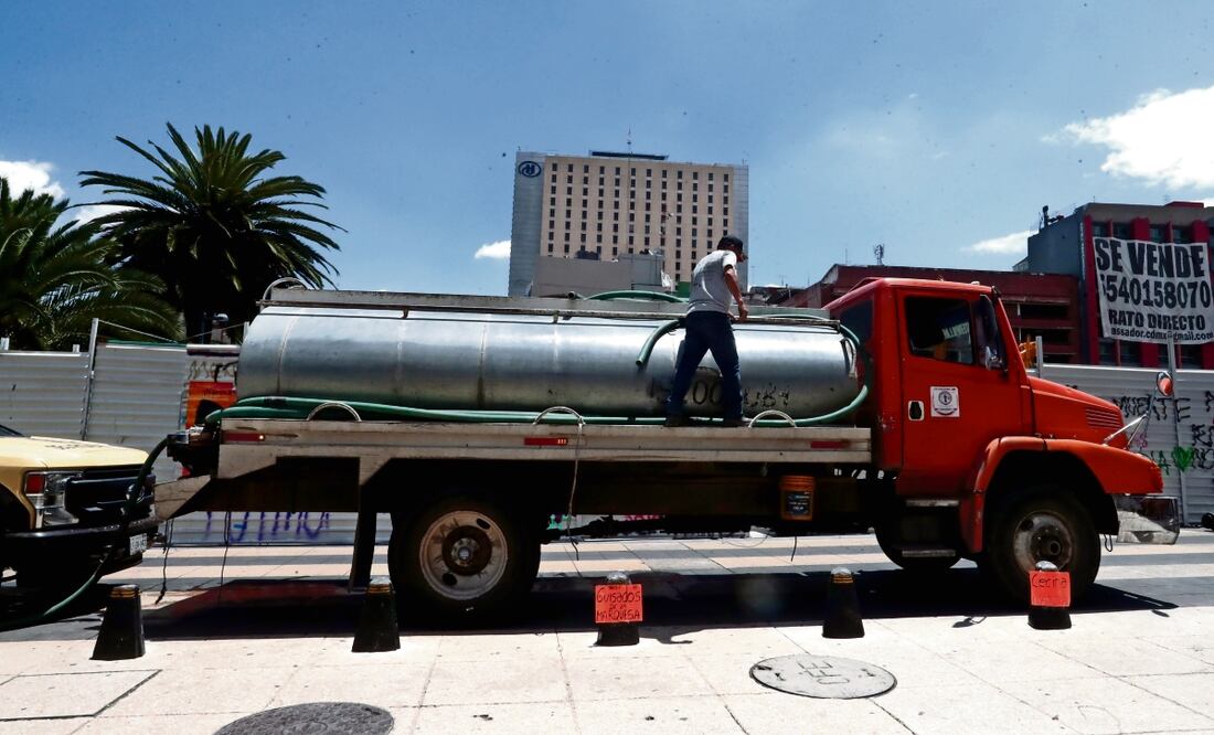 El precio de las pipas de agua privadas ha obligado a vecinos de distintas demarcaciones a cooperarse para poder adquirir el servicio.
