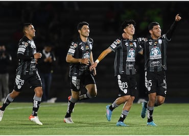 Pachuca se aferra al liderato del torneo; derrota y hunde a Juárez