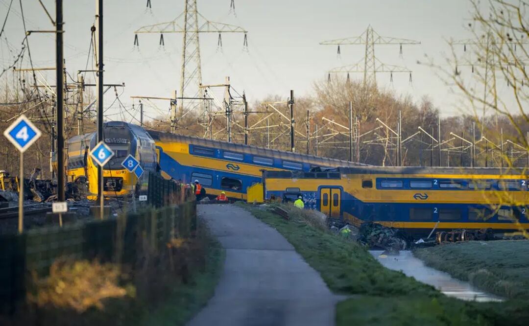 Una persona murió y 30 pasajeros resultaron heridos, muchos de ellos de gravedad, cuando un tren descarriló parcialmente cerca de La Haya el martes de madrugada. Foto: AP