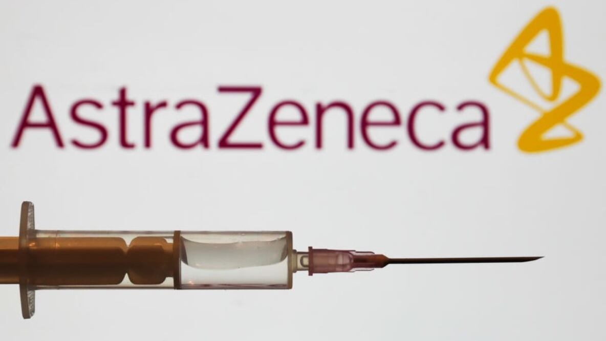 AstraZeneca anunció el martes una "pausa" en los ensayos clínicos de su vacuna contra el coronavirus. Foto: Getty Images vía BBC