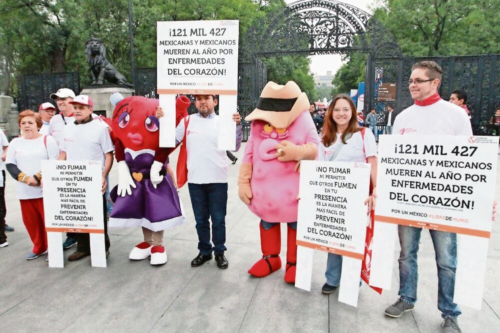 Más de 200 pacientes del Instituto de Cardiología y del Hospital de Cardiología del Centro Médico Siglo XXI corearon: “Corazón, corazón, corazoncito, ya no fumes porque yo te necesito”, durante el evento de prevención en Reforma (CARLOS PEREDA. NOTIMEX)