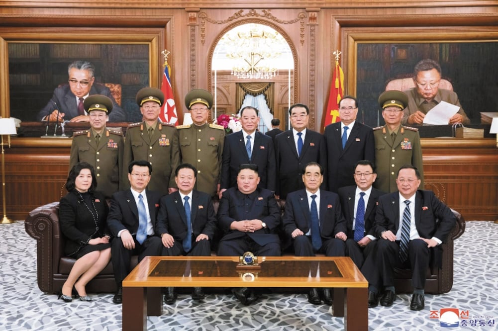 Kim Jong-un, líder norcoreano (centro), en la conformación de la nueva Legislatura de la Asamblea Popular Suprema, en Pyongyang. Foto: REUTERS
