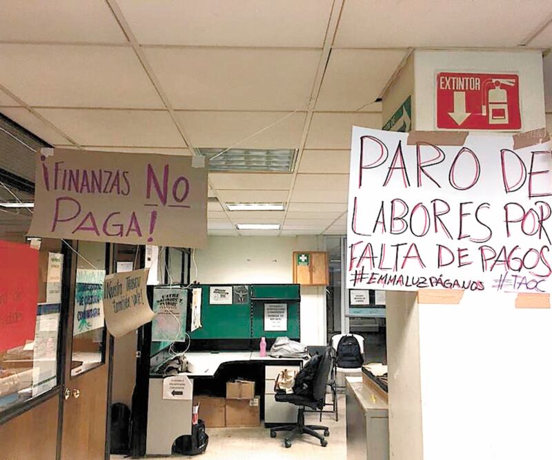 Pancartas de protesta que trabajadores han colocado en las oficinas de la Secretaría de Cultura local luego de que algunos llevan meses sin cobrar. ESPECIAL