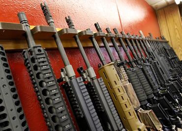 Rifle AR-15, con el que el atacante de Texas mató a 19 niños, es más barato que un iPhone