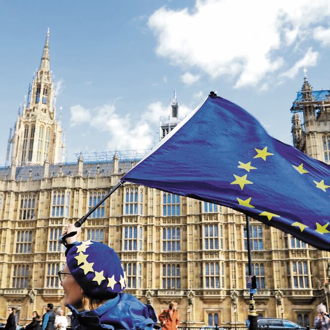 Una manifestante contra el proceso de salida de Reino Unido de la Unión Europea, el pasado 25 de marzo, afuera del Parlamento, en Londres. KIRSTY WIGGLESWORTH. AP