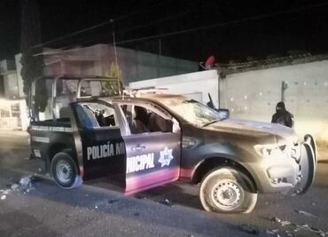 Pobladores se enfrentan con policías para recuperar camioneta con huachicol en Hidalgo