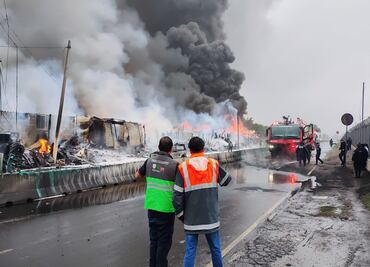 Vecinos de Neza entregan petición a Pemex para revisión y mantenimiento de ducto, tras incendio de viviendas