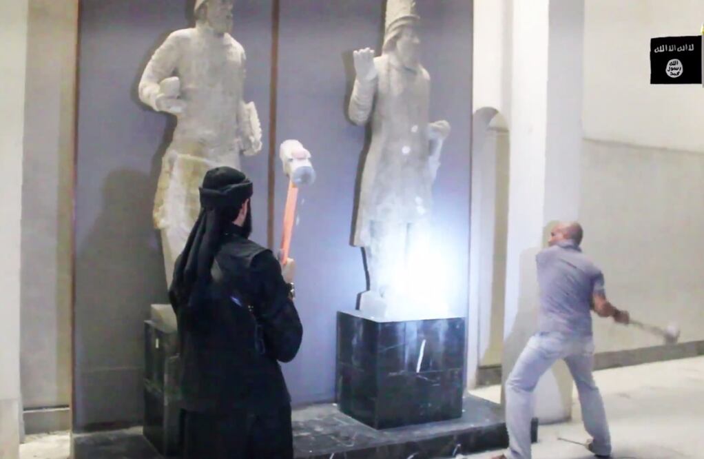 Video publicado del grupo Estado islámico que muestra milicianos destruyendo objetos del museo de Mosul, Irak, en 2015. Foto: AP, archivo