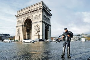 VIDEO: Hombre intenta atacar con un cuchillo a gendarme en Arco del Triunfo de París; policía dispara al sospechoso