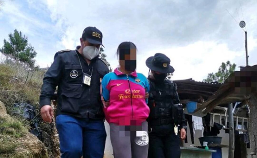 Detienen a mujer acusada de lanzar a su bebé a las aguas negras