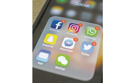 Buscan restringir acceso de menores a redes sociales