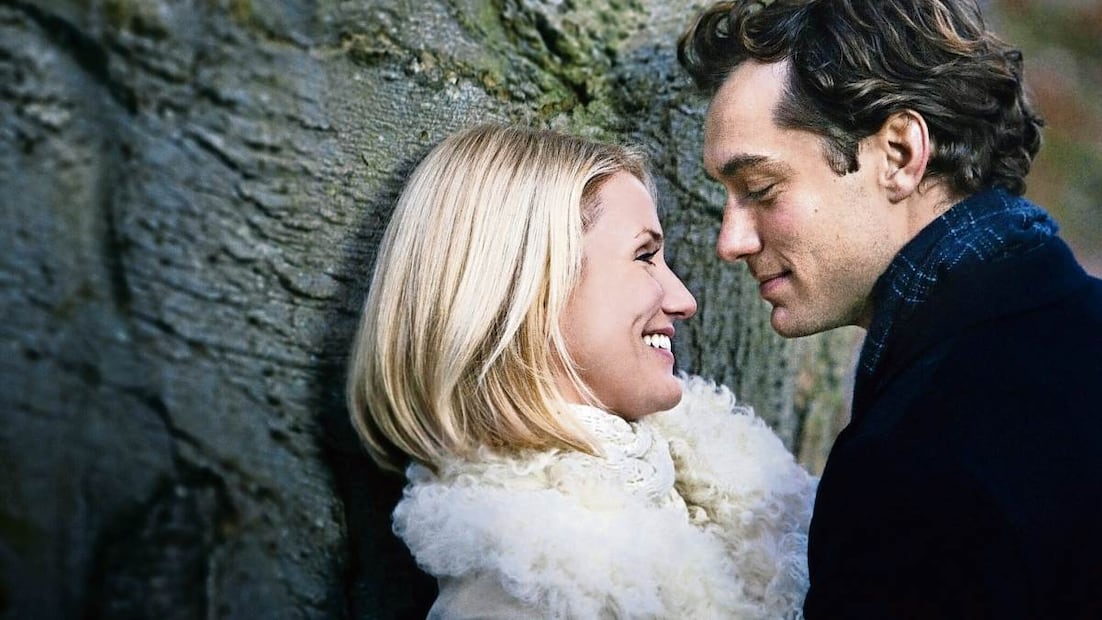 La protagonista que huye de la ciudad: Suele ser una mujer exitosa, agotada o recién separada. Viene de la gran ciudad, del estrés laboral o de una relación rota. La Navidad la encuentra en un mal momento y ella asegura no creer en su magia. Fotos: 20th Century Fox, Hallmark, Netflix y Apple TV