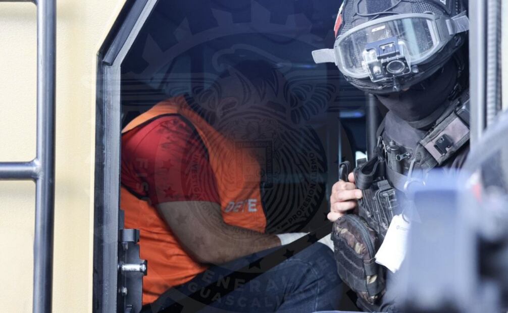 El operativo, en un estricto esquema de seguridad, fue coordinado entre la Fiscalía General del Estado, la Secretaría de Seguridad Pública Estatal, la Guardia Nacional y el Ejército Mexicano, con el objetivo de garantizar la integridad del procedimiento y evitar cualquier riesgo durante el traslado.
Foto: Especial.