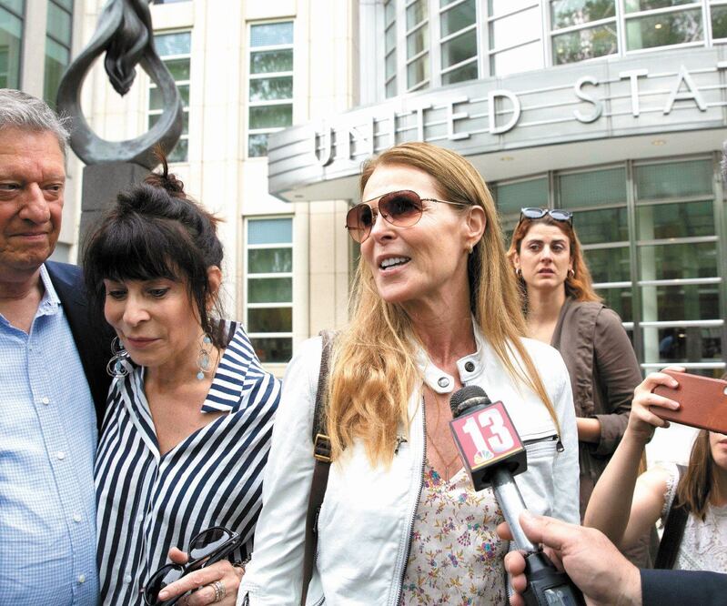 Catherine escribió un libro de su experiencia, titulado Captive: a mother’s crusade to save her daughter from a terrifying cult. Fotos: AP Y ARCHIVO EL UNIVERSAL