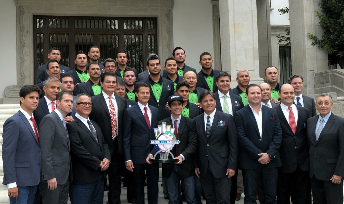 La novena mexicana es felicitada por obtener el campeonato de la Serie del Caribe 2016 (ESPECIAL)