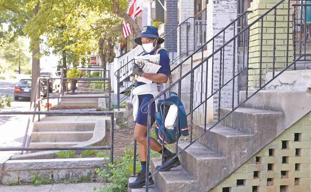 Una mujer cartero entrega el correo en Washington DC. En las últimas semanas, por ahorro, los estadounidenses vieron con sorpresa cómo muchos buzones eran inhabilitados. Foto: MICHAEL REYNOLDS. EFE