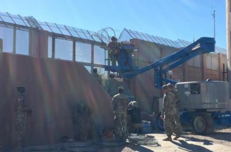 Gobierno de EU coloca alambre en aduana mexicana en Sonora