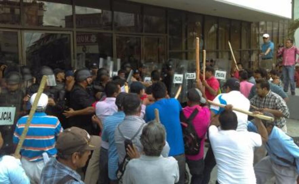 Pobladores en Tapachula se enfrentan a policías; retienen a uno