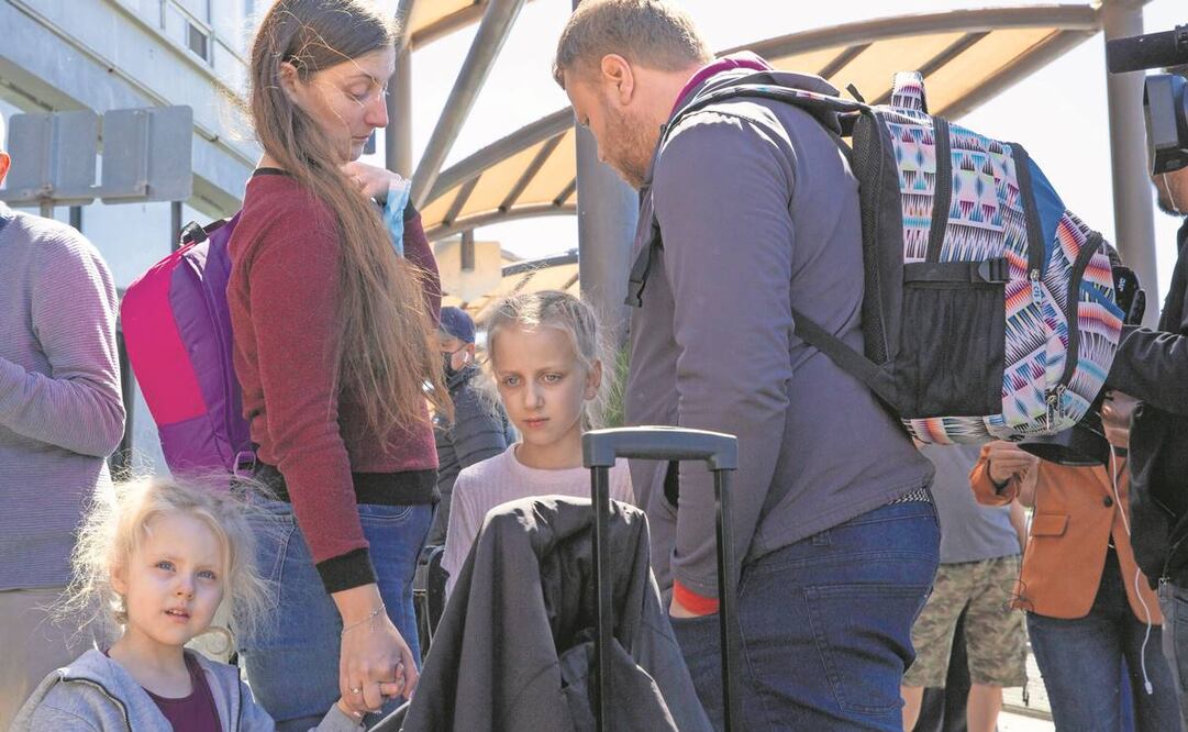 Las familias provenientes de Ucrania esperan a que autoridades mexicanas les permitan pasar a EU. Foto: Aimee Melo/EL UNIVERSAL.