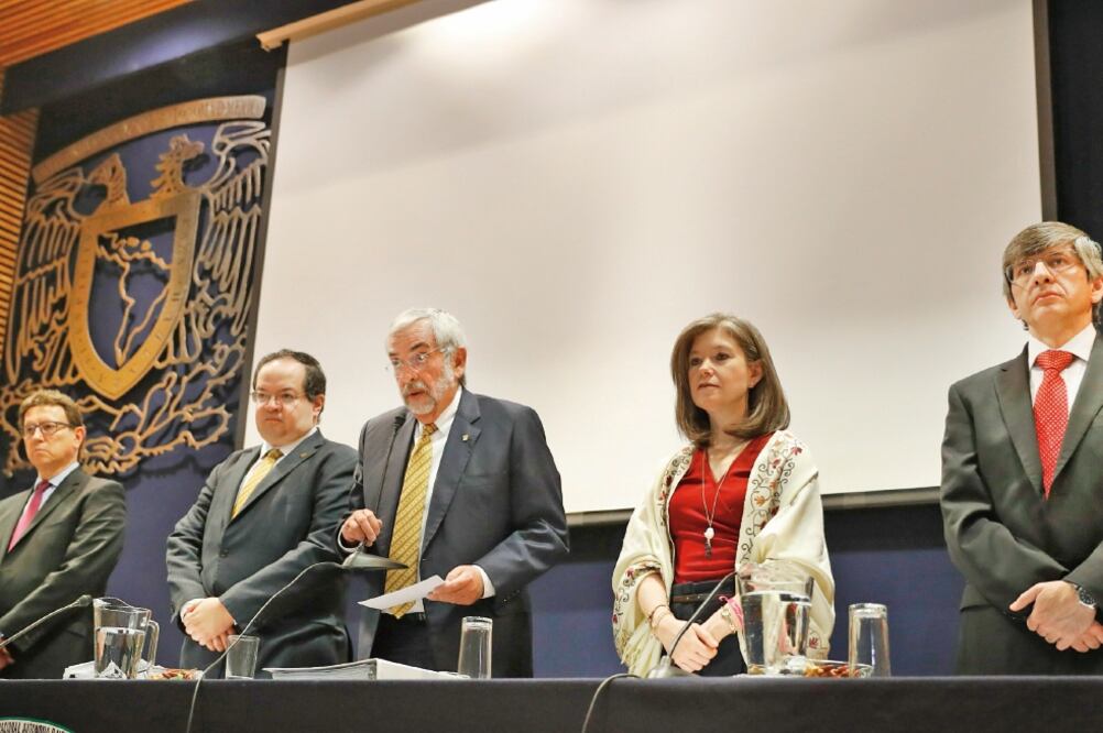 Al encabezar la sesión del Consejo Universitario, el rector Enrique Graue dijo que el año pasado, de los mexicanos que fueron deportados de EU, 220 mil estaban en condiciones de incorporarse al sistema educativo nacional. (LUIS CORTÉS. EL UNIVERSAL)