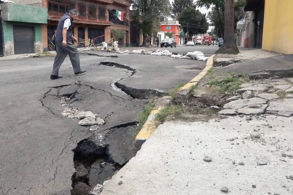 Trabajos. Topógrafos y geólogos acudieron a la colonia Del Mar para evaluar daños y diseñar un plan de reparación. (JUAN CARLOS REYES. EL UNIVERSAL)